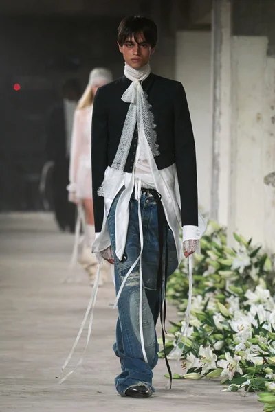 Look 16